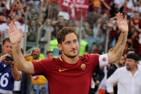 Imagem colorida de Totti em sua despedida como jogador da Roma- Metrópoles
