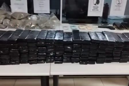 Imagem colorida mostra tabletes de drogas encontradas em apartamento onde polícia foi investigar agressão doméstica - Metrópoles