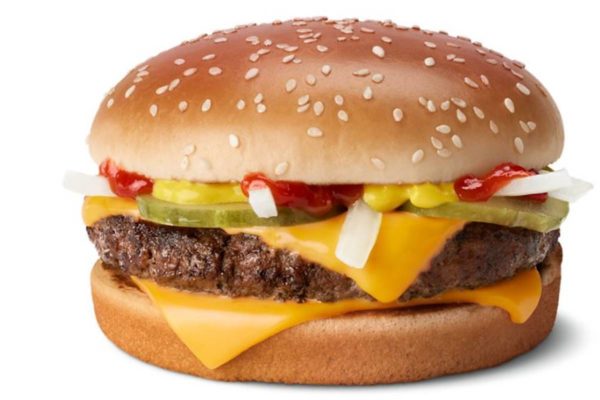Imagem colorida do sanduíche Quarteirão, do McDonald's, cuja cebola foi responsável por um surto de e. coli nos EUA