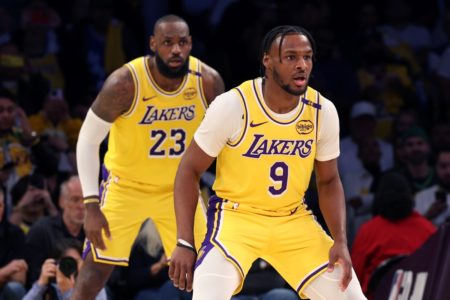 Foto colorida LeBron James e Bronny James - Metrópoles