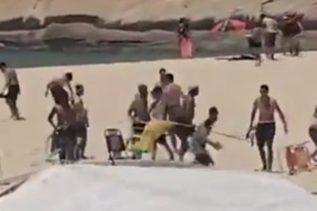 Foto colorida de briga entre PMERJ e torcedores do Peñarol - Metrópoles