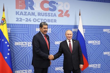 Imagem colorida mostra Maduro e Putin - Metrópoles