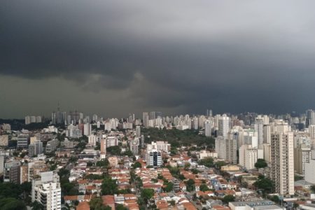 Imagem colorida de céu com nuvens de chuva. Metrópoles