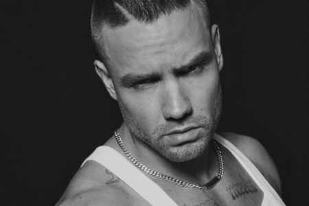 Liam Payne posa sério e de camiseta branca para as redes sociais - Metrópoles