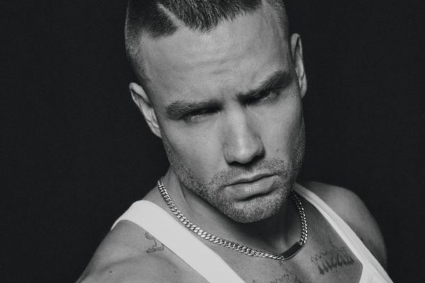 Liam Payne posa sério e de camiseta branca para as redes sociais - Metrópoles
