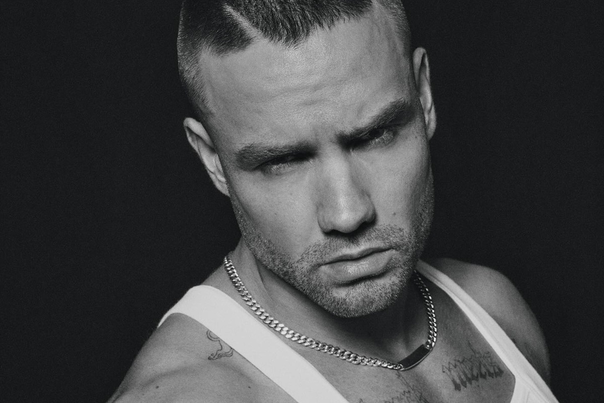 Liam Payne posa sério e de camiseta branca para as redes sociais - Metrópoles