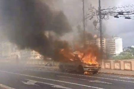 Carro pega fogo