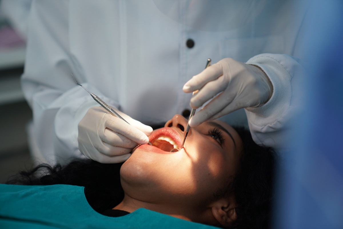 Imagem ilustrativa de mulher em dentista - Metrópoles