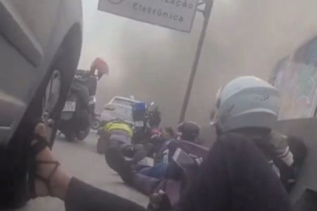 Foto colorida de pessoas se protegendo de tiroteio na Avenida Brasil - Metrópoles