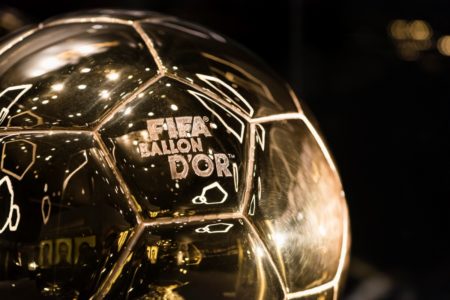 Imagem colorida do prêmio da Bola de Ouro- Metrópoles