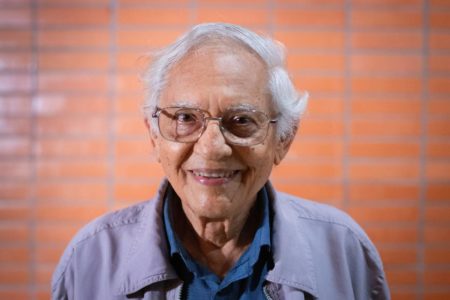 Foto colorida do cineasta Vladimir Carvalho no Cine Brasília - Metrópoles