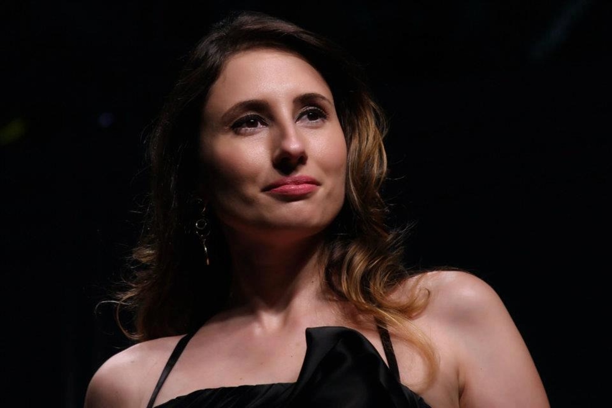 Na imagem com cor, Raquel Abiahy, modelo brasiliense com autismo - Metrópoles