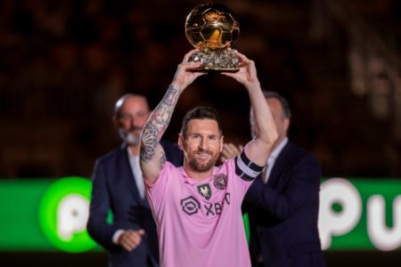 Foto colorida de Lionel Messi, Bola de Ouro - Metrópoles