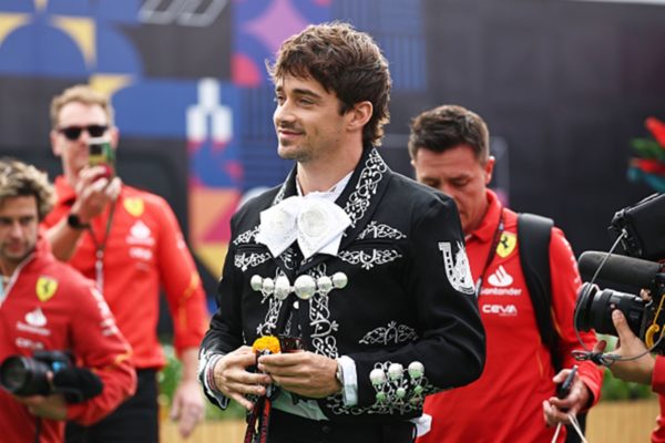 Imagem colorida de Charles Leclerc - Metrópoles