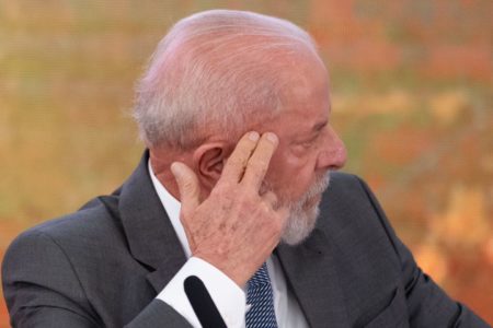 Imagem colorida do presidente Lula de lado - Metrópoles