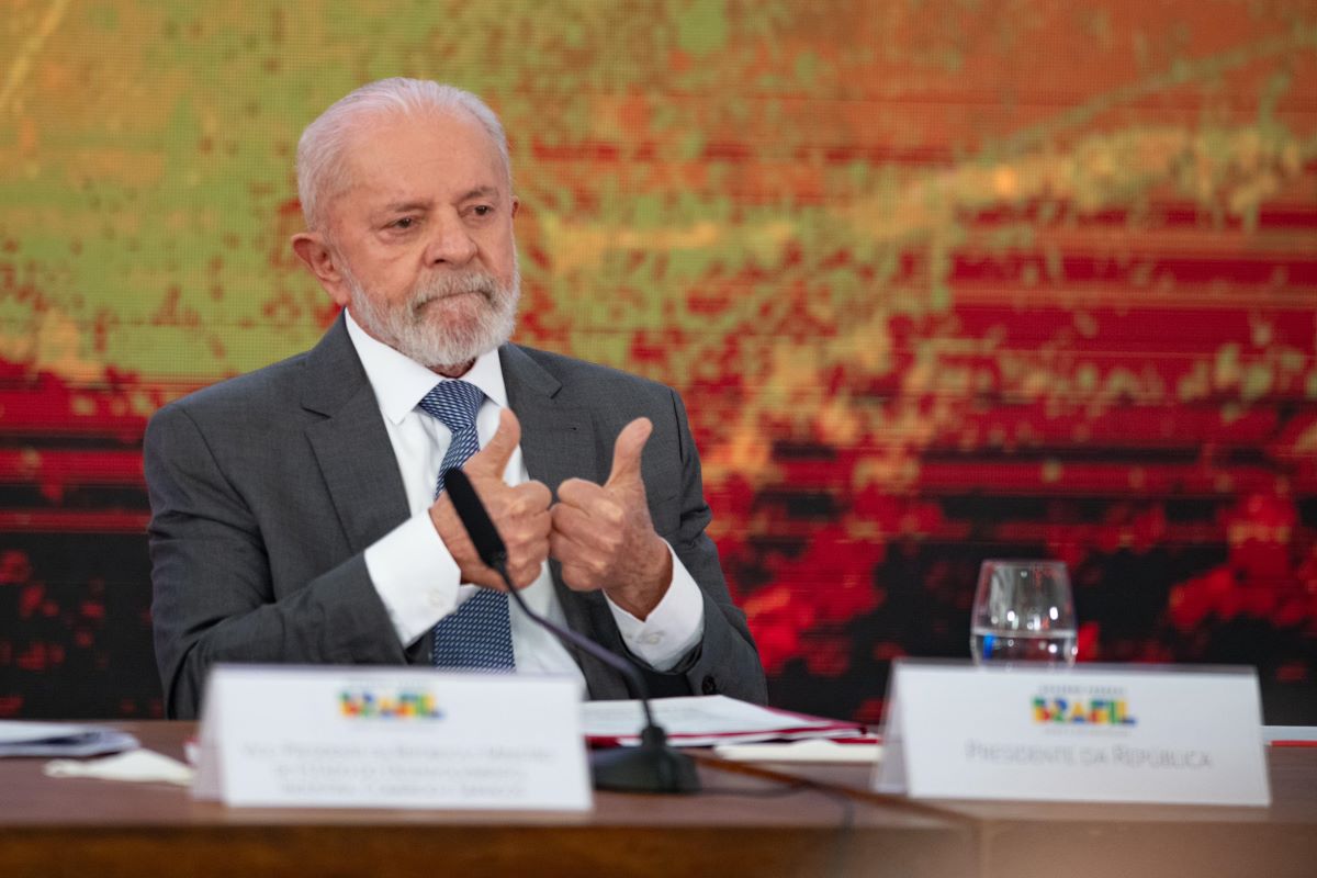 Imagem colorida do presidente Lula fazendo legal com as mãos - Metrópoles