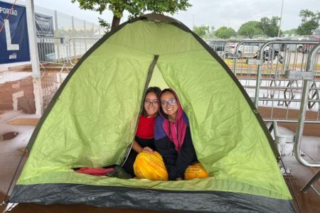 Foto colorida de fãs de Bruno Mars acampados - Metrópoles