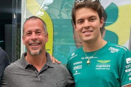 Foto colorida do psicólogo e treinador brasiliense Pedro Lôbo ao lado do piloto Felipe Drugovich - Metrópoles