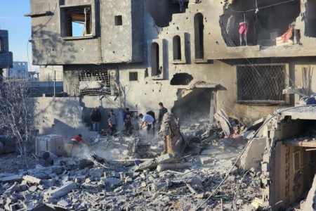 Visão da destruição como resultado do ataque do exército israelense à cidade de Khan Younis, no sul de Gaza
