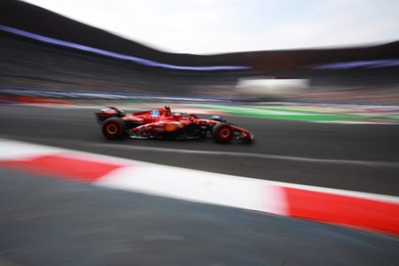 Imagem colorida de carro de Carlos Sainz - Metrópoles