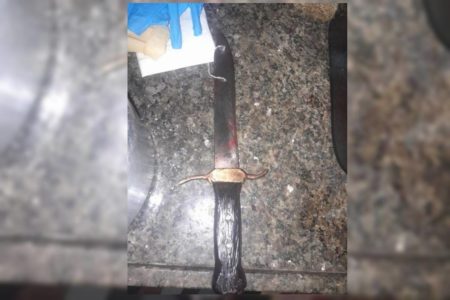Imagem colorida de faca usada em crime