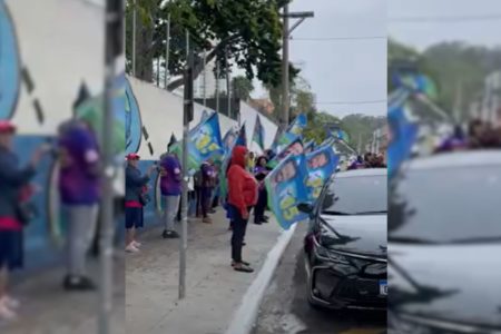 Apoiadores hasteiam bandeiras na porta de colégio eleitoral de Ricardo Nunes