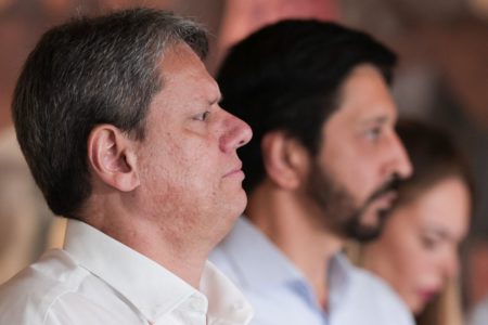 Tarcísio ao lado de Nunes após votar em SP - Metrópoles
