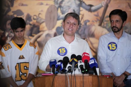 Tarcísio ao lado de Nunes após votar em SP - Metrópoles