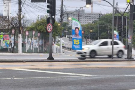 Imagem de Windbanner afixado na Avenida Guarapiranga, zona sul de São Paulo