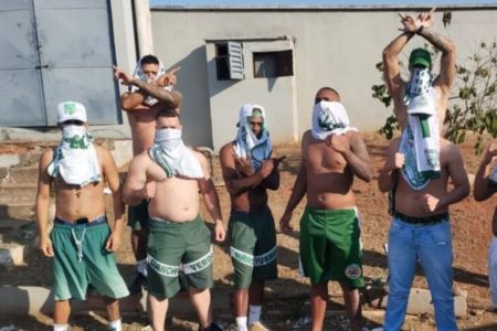 Torcedores sem camisetas, usadas nas cabeças como toucas ninjas - Metrópoles