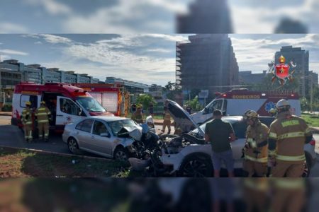 Foto colorida de acidente de carro em via do Noroeste