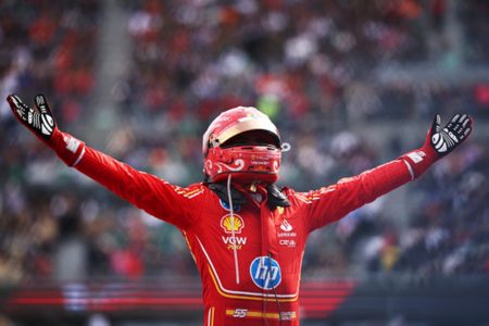 Imagem colorida de Carloz Sainz no México - Metrópoles