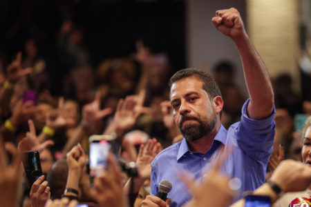 Imagem colorida mostra Guilherme Boulos acenando para público - Metrópoles