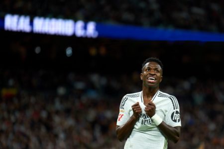 Foto colorida de Vini Jr. durante o duelo do Real Madrid contra o Barcelona em outubro de 2024 - Metrópoles