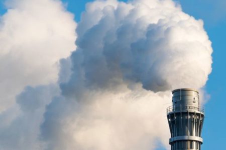 Foto colorida mostra emissão de carbono na atmosfera - Metrópoles - aquecimento global