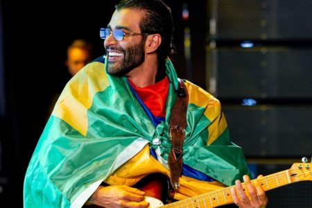 Gusttavo Lima posa em show em Boston, nos EUA - Metrópoles