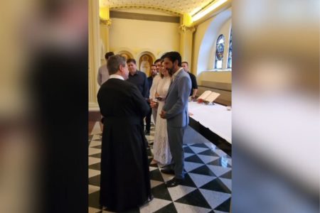 Imagem colorida mostra Ricardo Nunes acompanhado da família em Aparecida - Metrópoles
