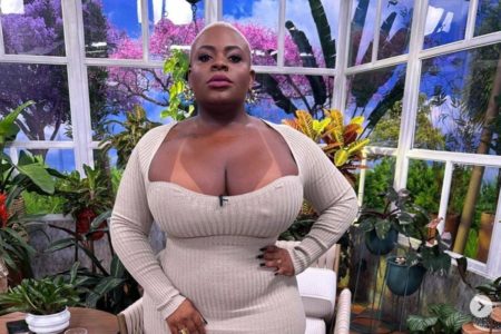 Jojo Todynho posa de vestido cinza para as redes sociais - Metrópoles