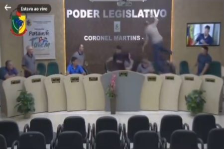 Imagem colorida, vereador correndo atrás do outro - Metrópoles