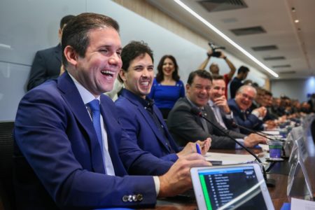 Imagem colorida, Hugo Motta sorrindo em momento descontraído