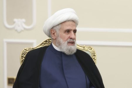 Foto colorida do novo líder e antigo vice-secretário-geral do Hezbollah, Sheikh Naim Qassem - Metrópoles