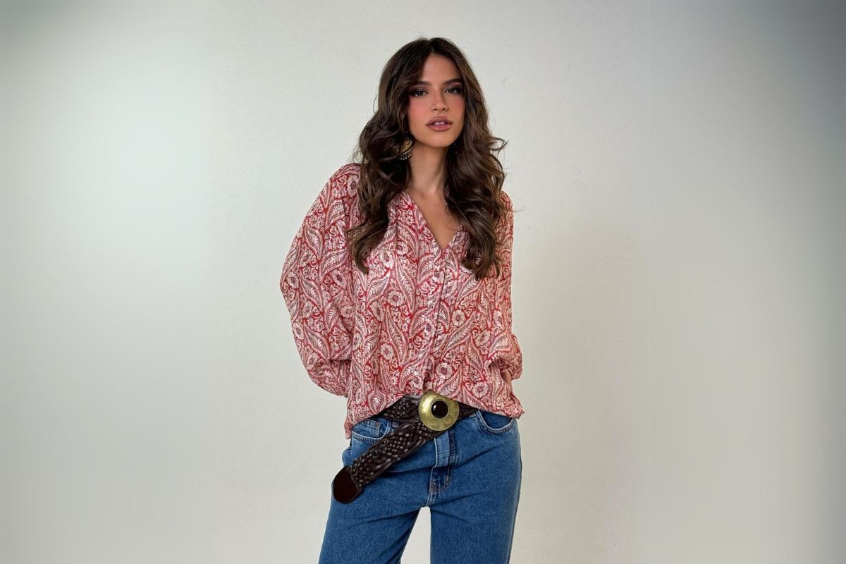 Na imagem com cor, foto da influencer de moda Lelê Burnier com um look boho chic - metrópoles