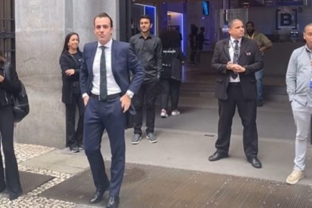 Imagem colorida mostra o deputado estadual Lucas Bove (PL) na frente da B3 enquanto discutia com a sindicalista Camila Lisboa - Metrópoles