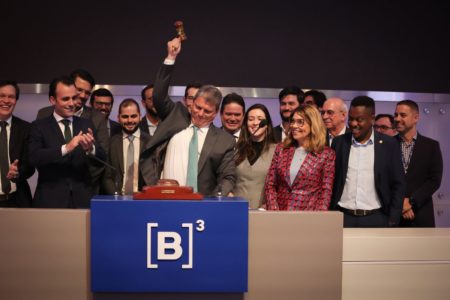 Imagem colorida mostra o governador Tarcísio de Freitas durante leilão de escolas na B3 - Metrópoles