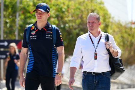 Foto colorida de Max Verstappen, ao lado do pai e ex-piloto Jos Verstappen, durante o GP da Holanda de F1 - Metrópoles