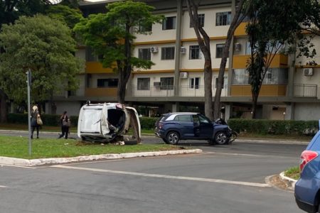 Imagem colorida de dois veículos, um branco e um azul, batidos em meio a uma via na L2 Norte, em Brasília (DF)