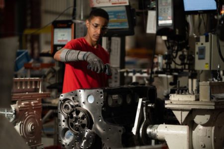 Operário trabalhando em motor na FPT Industrial - Fábrica de Motores - Sete LagoasMG