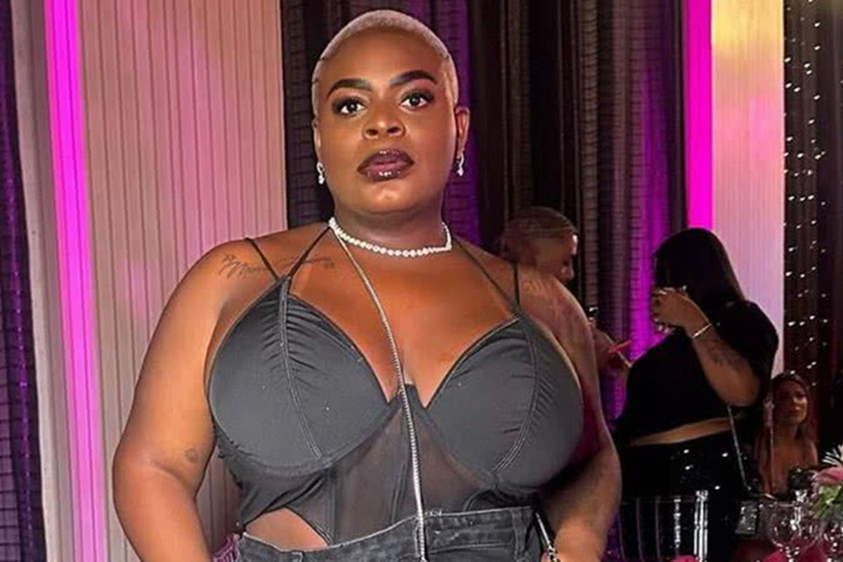 Jojo Todynho posa séria e de look preto - Metrópoles