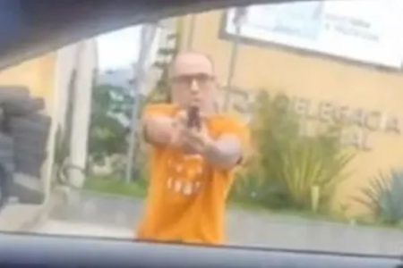 Imagem colorda de policial civil apontando arma - Metrópoles