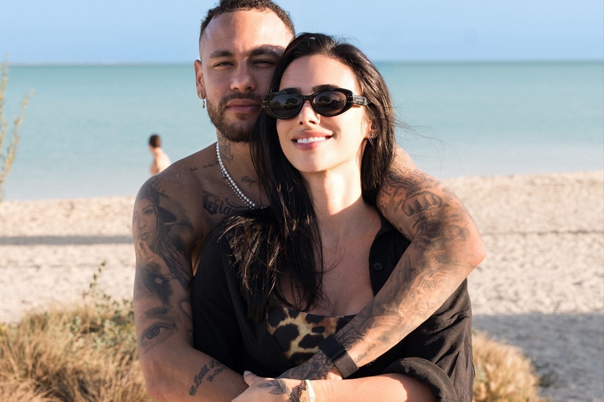 Neymar e Bruna Biancardi posam juntos na praia - Metrópoles